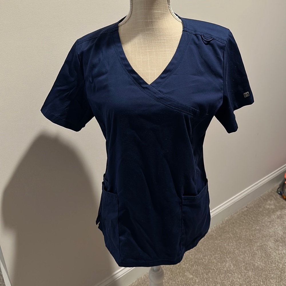 Maevn woman’s navy blue scrub set.